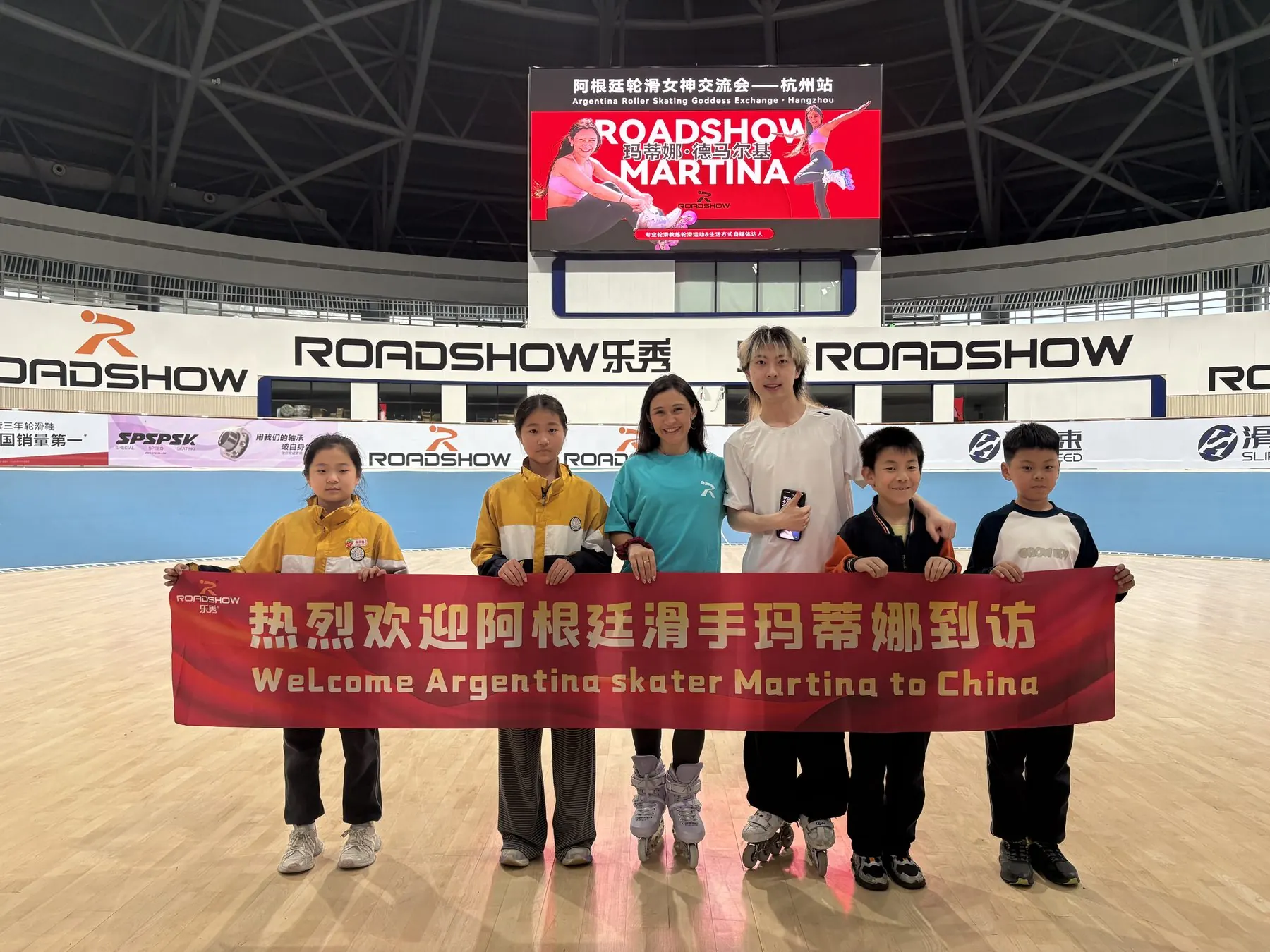 Martina Demarchi recorriendo la fábrica de Roadshow en China
